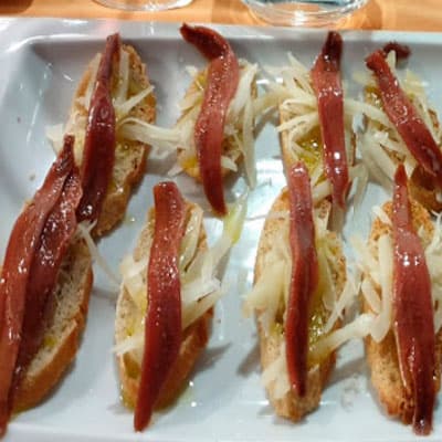 Comer anchoas del Cantábrico en Padrón